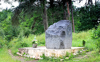 Mieszkańcy podolsztyńskiej wsi nie chcą głazu upamiętniającego sowieckiego żołnierza